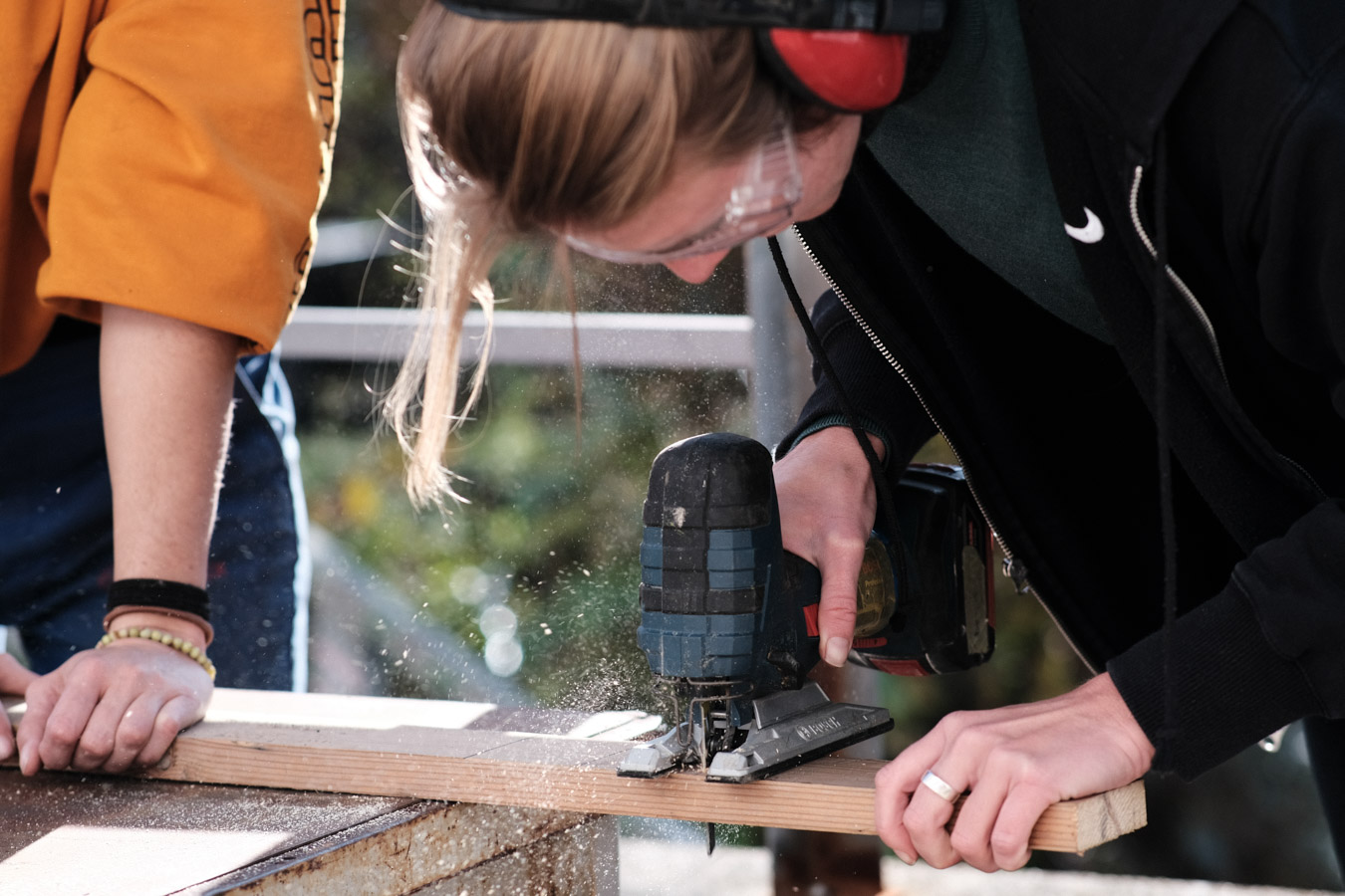 Sans programme fixe, tout est possible : repas, DJ set, jeux, bricolage… Porteous vous invite à investir l’espace, proposer des idées, échanger sur le projet ou simplement profiter.